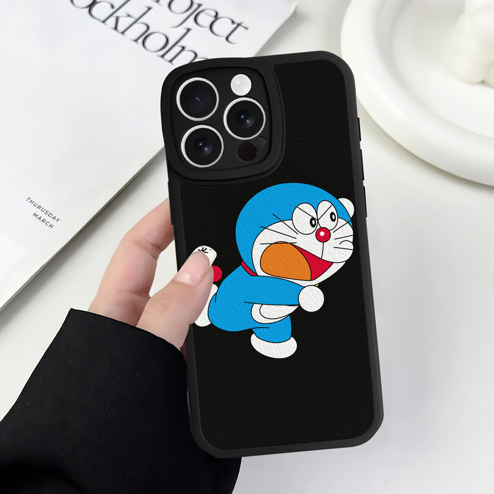 （画像用） ドラえもん Doraemon 【iPhone 16シリーズ対応】シリコンスマホケース（レザー調） 材質：シリコン